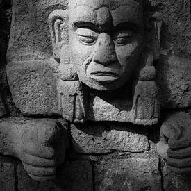La lumière du soir tombe sur une sculpture maya dans les ruines de Copan sur Laurens Coolsen