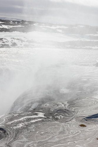 Chute d'eau dans la neige