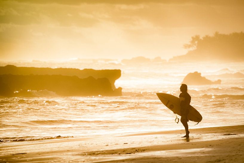 Surfen tijdens het gouden uur in Canngu, Bali van Bart Hageman Photography