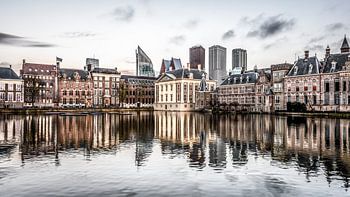 De stad den haag met de mauritshuis, regeringsgebouwen en jubi gebouwen op de achtergrond