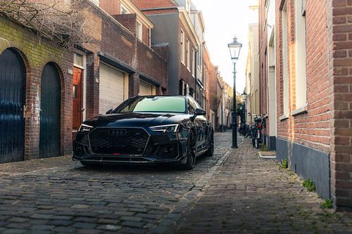 Audi RS4 ABT in het Hart van een Historische Stad