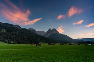 Abendstimmung im Werdenfelser Land mit schönem Bergpanorama