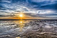 Sonnenuntergang über dem nassen Strand von Domburg in Zeeland