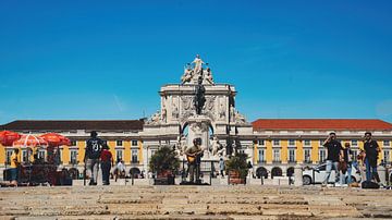 Zonnige Lissabon Straat met Kleurrijke Gebouwen