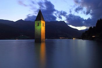 Kirchturm im Reschensee Südtirol