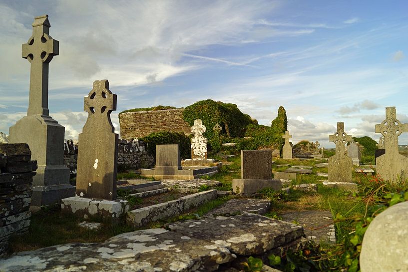 De ruïnes van de middeleeuwse kerk en het kerkhof van Kilmacreehy van Babetts Bildergalerie