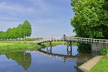 Het witte fietsbruggetje over de Berkel bij Warnsveld van Henk van Blijderveen