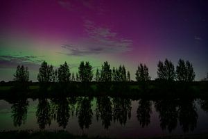 Nordlicht über dem Fluss Vecht in Overijssel