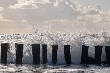 Opspattend water aan zee / Zeeland van Photography art by Sacha