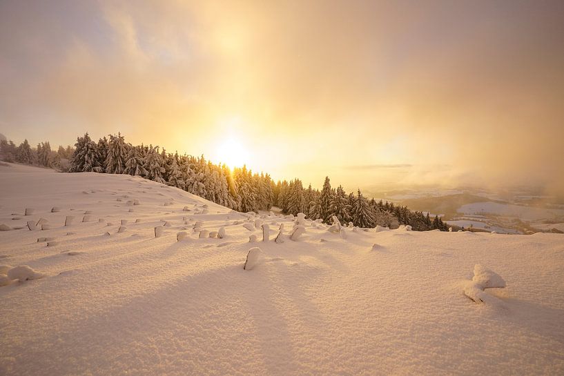 Dramatischer Sonnenuntergang auf der Wasserkuppe in der Rhön von Holger W. Spieker