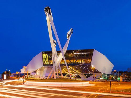 Porsche Museum in Stuttgart bij nacht