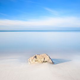 Rocher solitaire sur une plage de sable blanc sur Stefano Orazzini