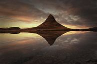 Kirkjuffel berg met reflecties in IJsland . van Saskia Dingemans Awarded Photographer thumbnail