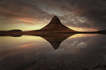 Kirkjuffel berg met reflecties in IJsland . van Saskia Dingemans