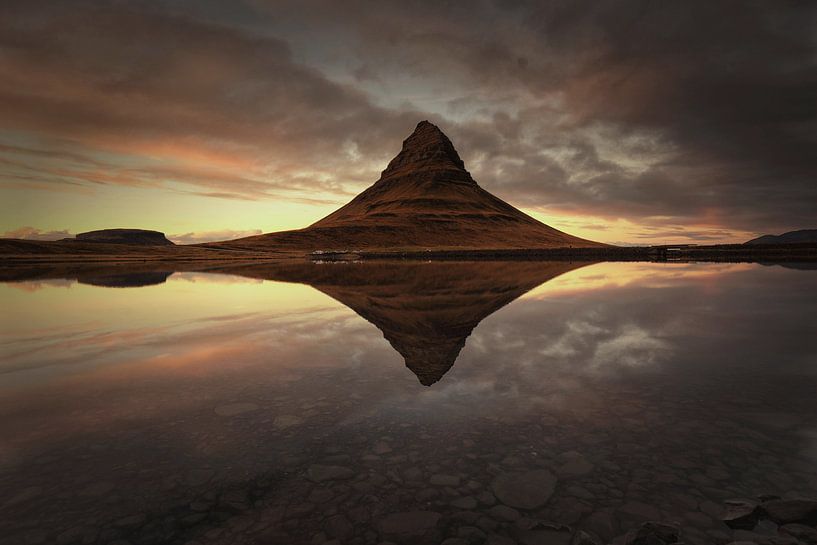 Kirkjuffel berg met reflecties in IJsland . van Saskia Dingemans Awarded Photographer