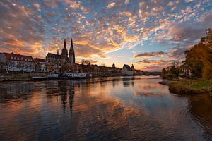 Ongelooflijke zonsondergang in Regensburg aan de oevers van de Donau van Thomas Rieger
