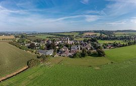 Luchtpanorama van het kerkdorpje Mesch in Zuid-Limburg van John Kreukniet