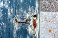 Abstract van blauwe deur met roestig slot van Hans Kwaspen thumbnail