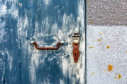 Abstract van blauwe deur met roestig slot