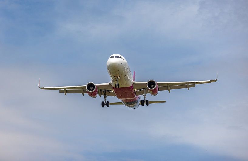 Abheben der Wizz Air Maschine: Technik und Eleganz in der Luft von Triki Photography