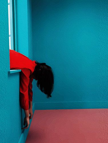 Moderne Minimalistische Conceptuele Vrouw in Rood Tegen Blauwe en Roze Achtergrond