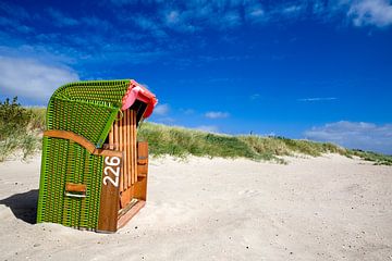 Strandkorb auf Föhr von Angelika Stern