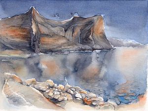 Spiegelung der steilen Felsen im Mittelmeer