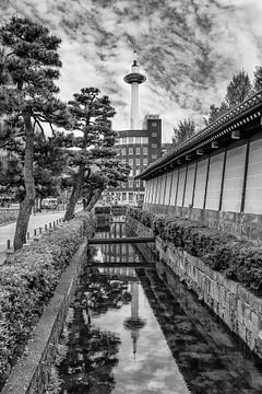 Kyoto Tower Spiegelung im Higashi Hongan-ji Wassergraben | monochrom von Melanie Viola