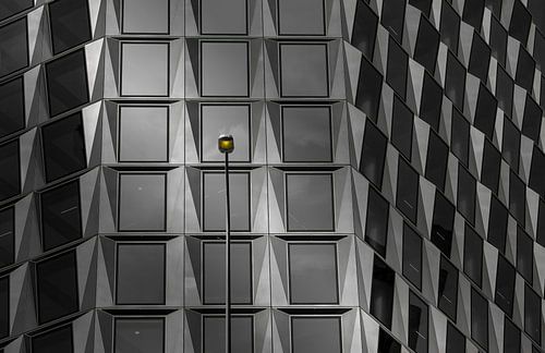 Architectuur Zuidas Amsterdam met straatverlichting