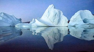 Surreale Spiegelung mit zwei Eisbergen von Ellen van Schravendijk