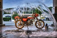 Zündapp KS50 Watercooled in einem Waschpark mit Wasser