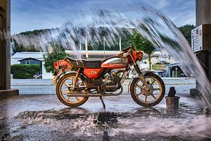 Zündapp KS50 Watercooled in einem Waschpark mit Wasser