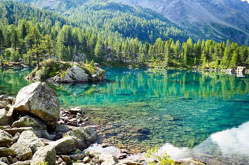 Kristalheldere bergmeren - spectaculaire alpine fotografie met heldere reflecties en bergpanorama. Koop nu een muurschildering of canvas en geniet van de natuur.