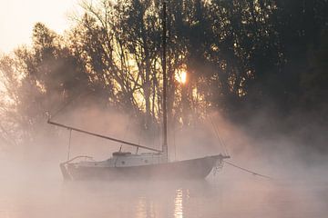 zeilbootje in de mist van Tania Perneel
