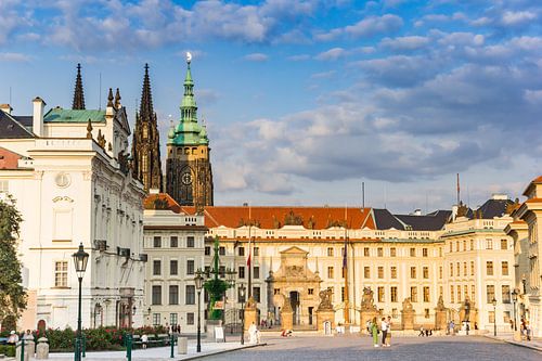 Avondlicht over het historische  plein voor de burcht in Praag, Tsjechië