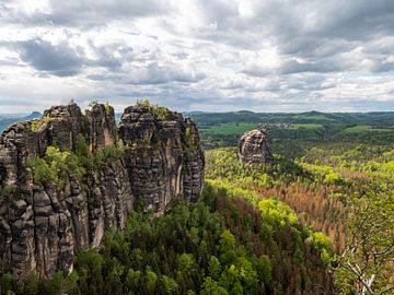 Uitzicht Schrammstein, Saksisch Zwitserland - Torsteine en Falkenstein van Pixelwerk