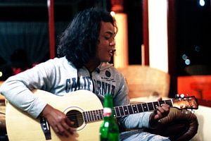 Indonesische jongen speelt gitaar I