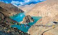Het prachtige landschap in Tibet, bergen en een meer van Rietje Bulthuis thumbnail