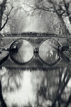 De Weesbrug over de Oudegracht in Utrecht in zwart-wit (1) van De Utrechtse Grachten
