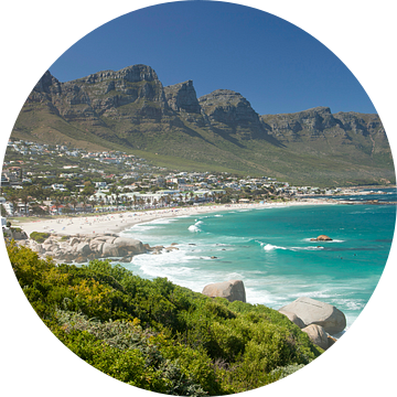 Camps Bay Beach in Kaapstad, Zuid-Afrika van Peter Schickert