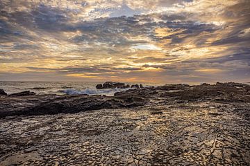 Glühender Steinstrand in Nosara in Costa Rica