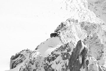 Schuilplaats op de hellingen van de Mont Blanc, monochroom van Hozho Naasha