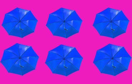 Parapluie bleu à motifs «'s » sur fond rose 