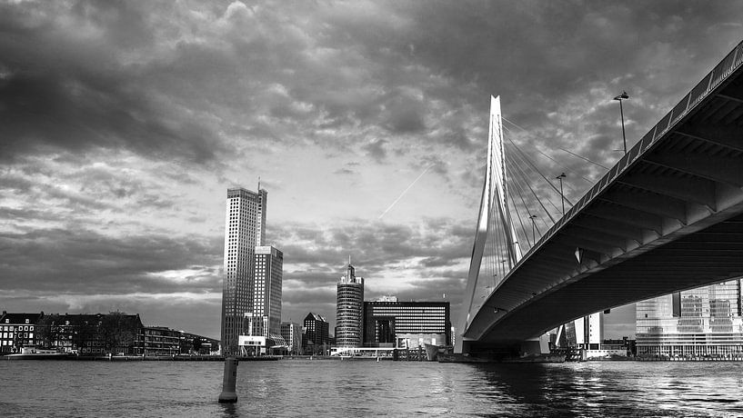 Dunkle Wolken über Rotterdam Süd von Pieter Wolthoorn