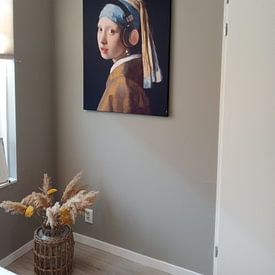 Kundenfoto: Das Mädchen mit dem Perlenohrring von Johannes Vermeer... mit Kopfhörern! (Ausschnitt) von Maarten Knops, als artframe