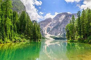 Pragser Wildsee oder Pragser Wildsee in den Dolomiten im Frühling