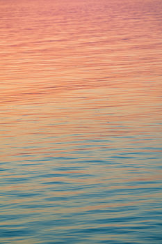 Regenboogkleuren in het water bij zonsondergang. Bij het Balatonmeer in Hongarije met kalm water