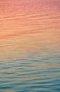 Regenboogkleuren in het water bij zonsondergang. Bij het Balatonmeer in Hongarije met kalm water van Daniel Pahmeier thumbnail