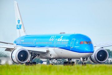 KLM Boeing 787 Dreamliner landing at Schiphol Airport by Sjoerd van der Wal