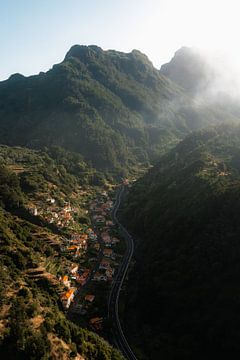 Weg tussen de bergen op Madeira (Portugal)